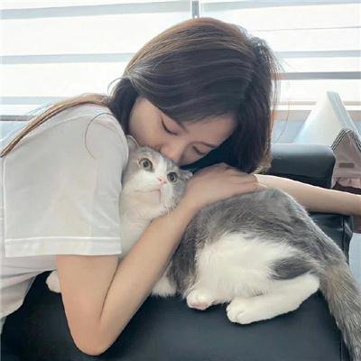 坐着的女人